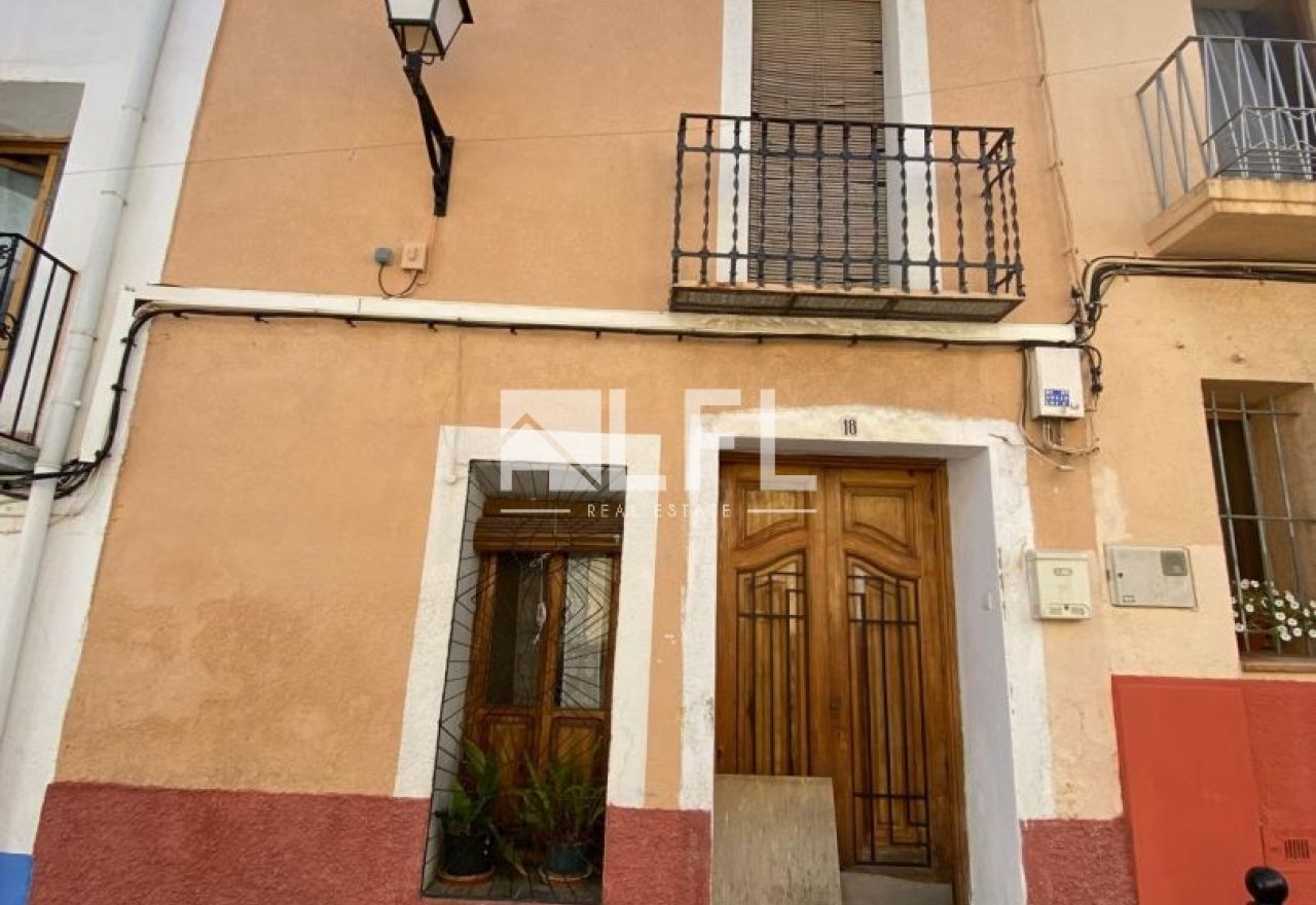 CASA PARA REFORMAR DE 2 PLANTAS CON SOLARIUM EN EL CASCO ANTIGUO 