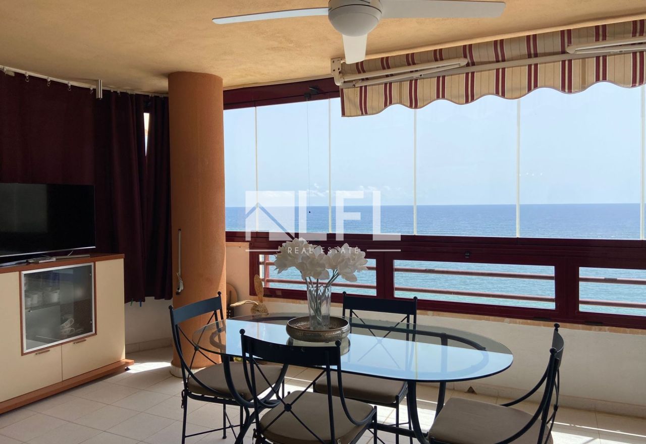 MARAVILLOSO APARTAMENTO EN PRIMERA LINEA EN CALPE CON VISTAS ESTUPENDAS AL MAR