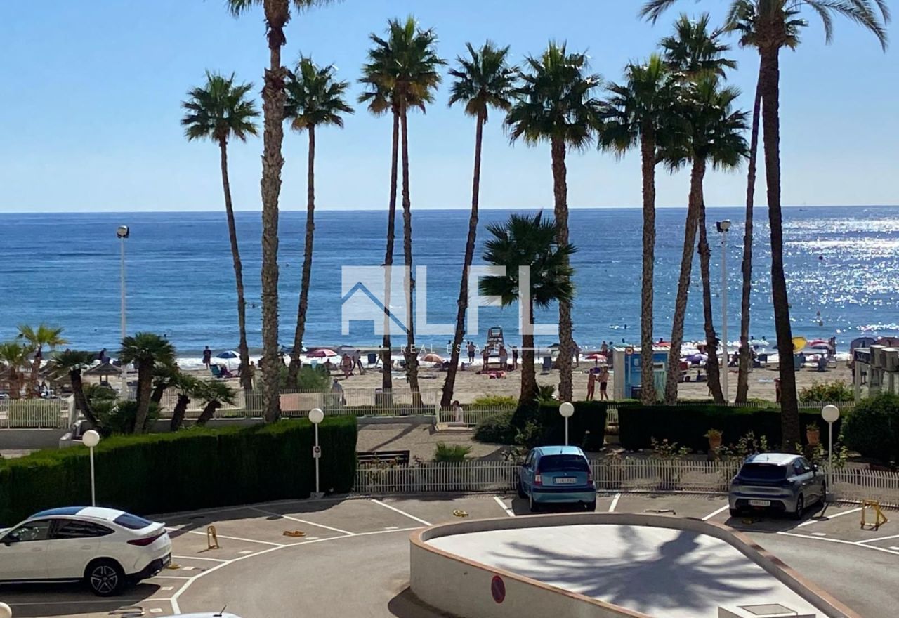 APARTAMENTO EN PRIMERA LINEA DE PLAYA DE 2 DORMITORIOS