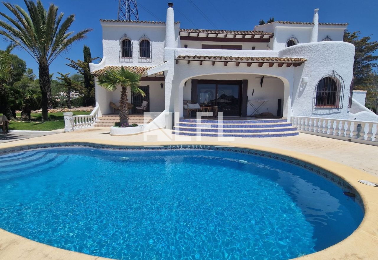 PRECIOSO CHALET CON VISTAS AL MAR EN LA EMPEDROLA, CALPE 