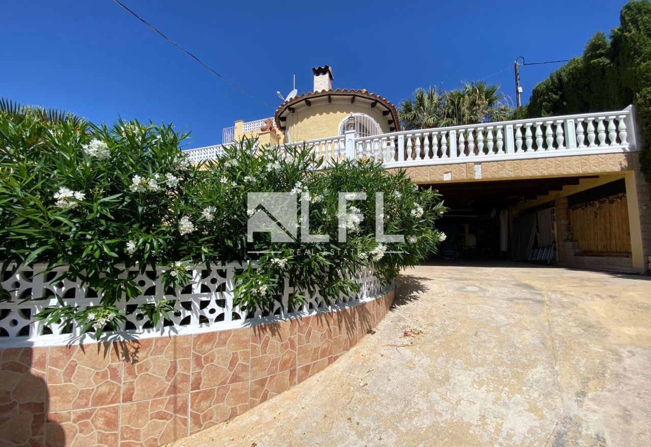 ACOGEDOR CHALET CON VISTAS AL MAR EN CANUTA ALTA EN CALPE