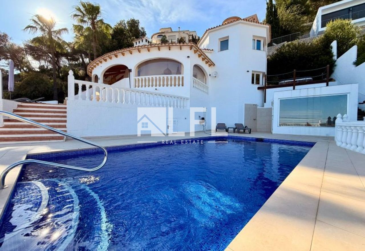 CHALET DE ENSUEÑO ENTRE CALPE Y MORAIRA CON VISTAS AL MAR