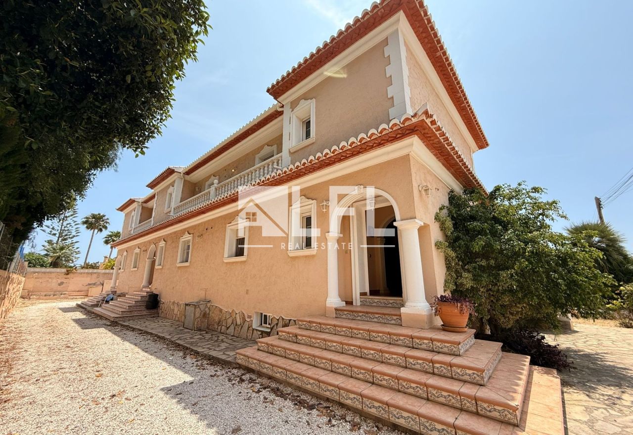VILLA CON GRAN POTENCIAL Y CON VISTAS AL PEÑON DE IFACH EN GARDUIX, CALPE