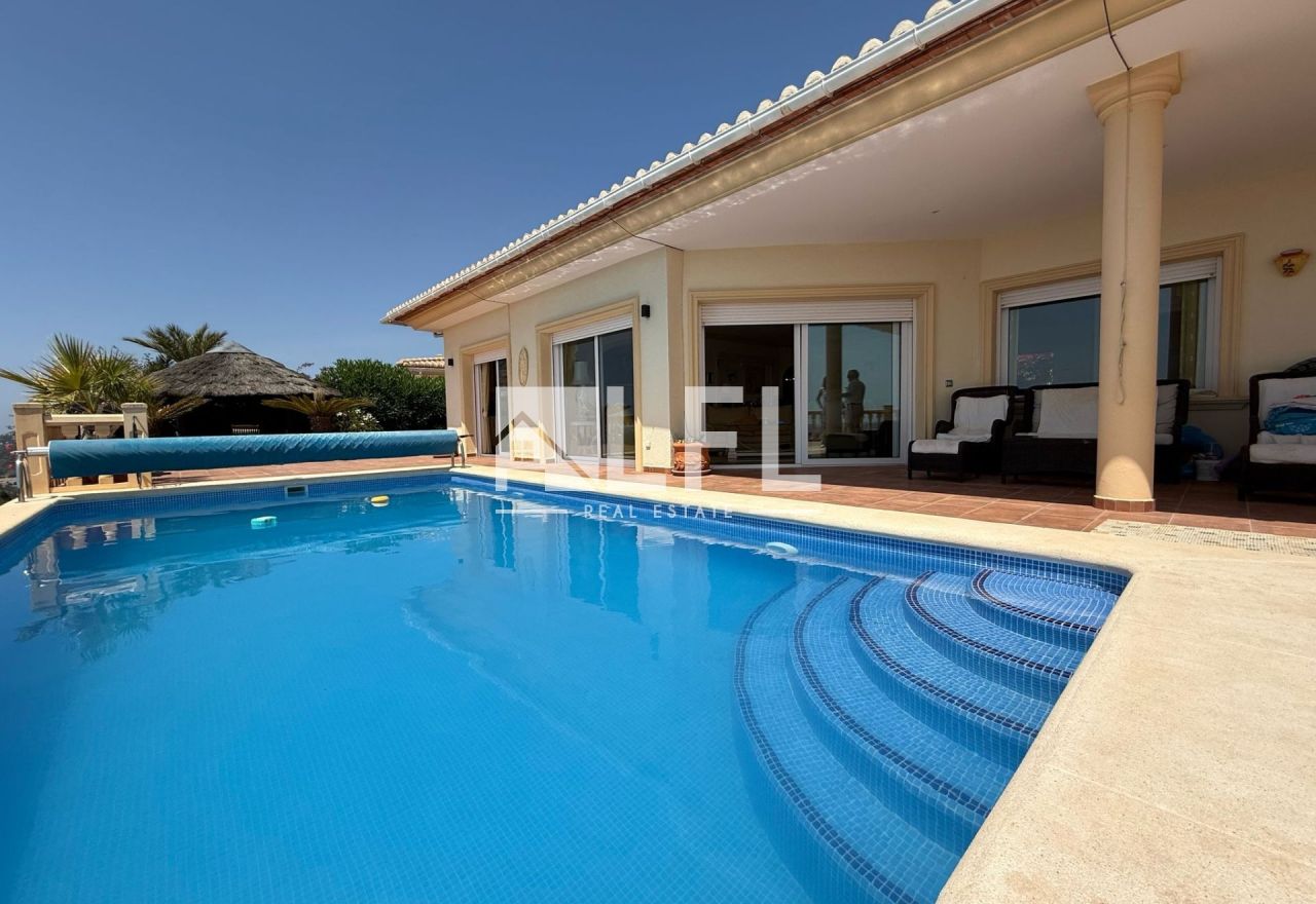 VILLA DE LUJO CON VISTAS PANORAMICAS AL MAR EN MORAIRA – UNA JOYA EXCLUSIVA