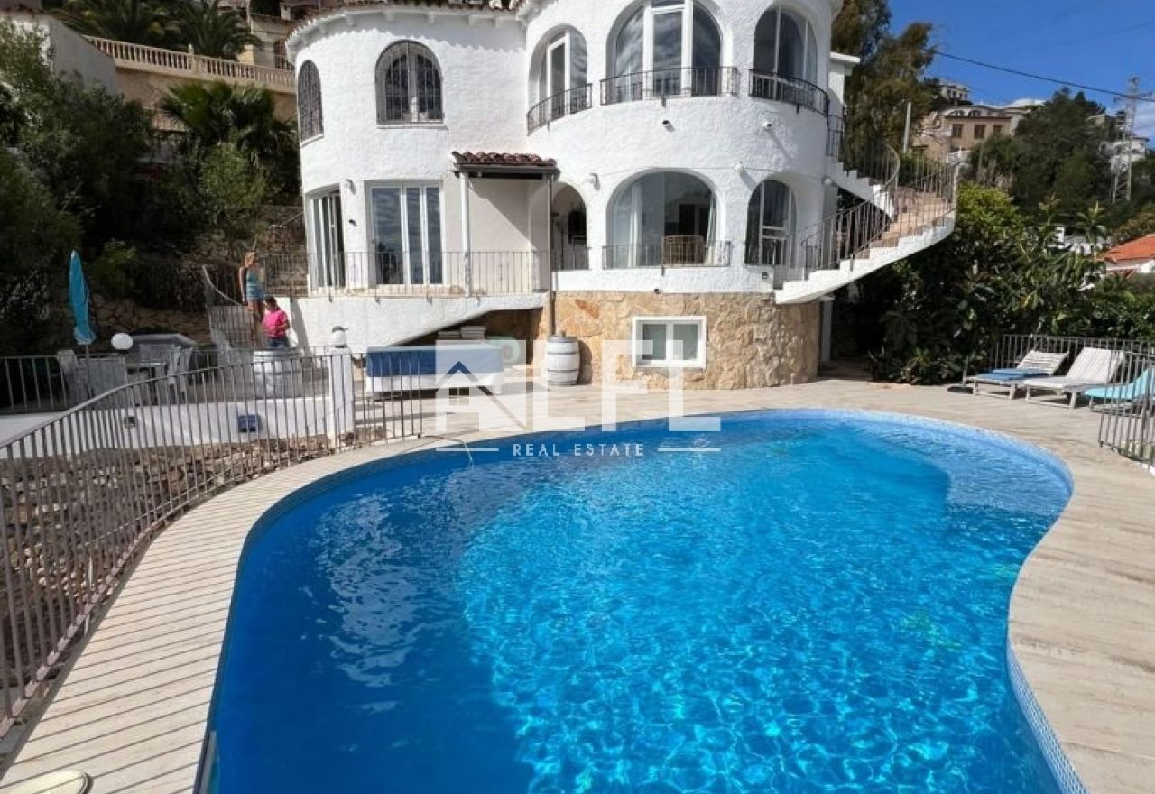 VILLA DE LUJO CON ESPECTACULARES VISTAS AL MAR EN MARYVILLA