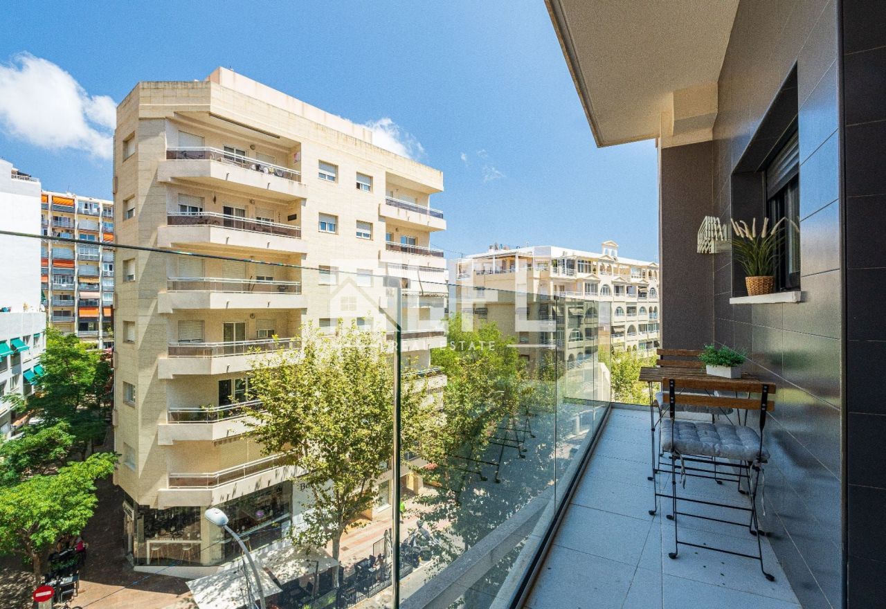 ENCANTADOR APARTAMENTO CON VISTAS AL MAR EN CALPE