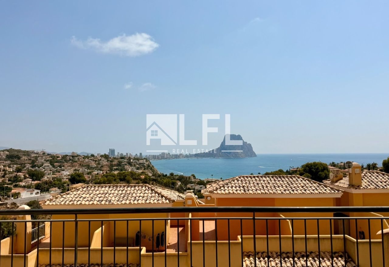 ESPECTACULAR BUNGALOW CON VISTAS AL MAR Y GRAN TERRAZA SOLÁRIUM EN CALPE