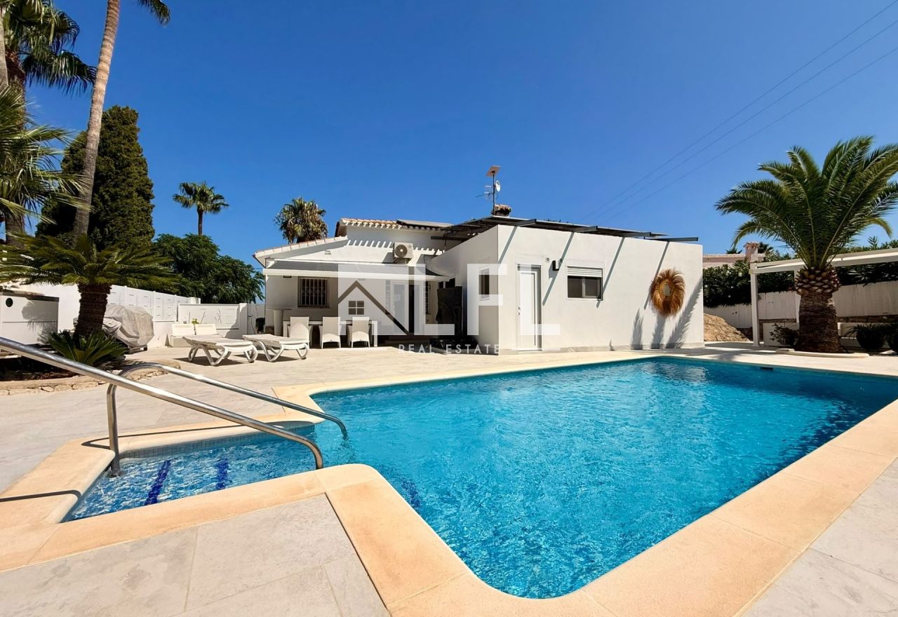 EXCLUSIVO CHALET DE ESTILO IBIZA CON PISCINA CLIMATIZADA, JACUZZI Y VISTAS AL MONTGÓ