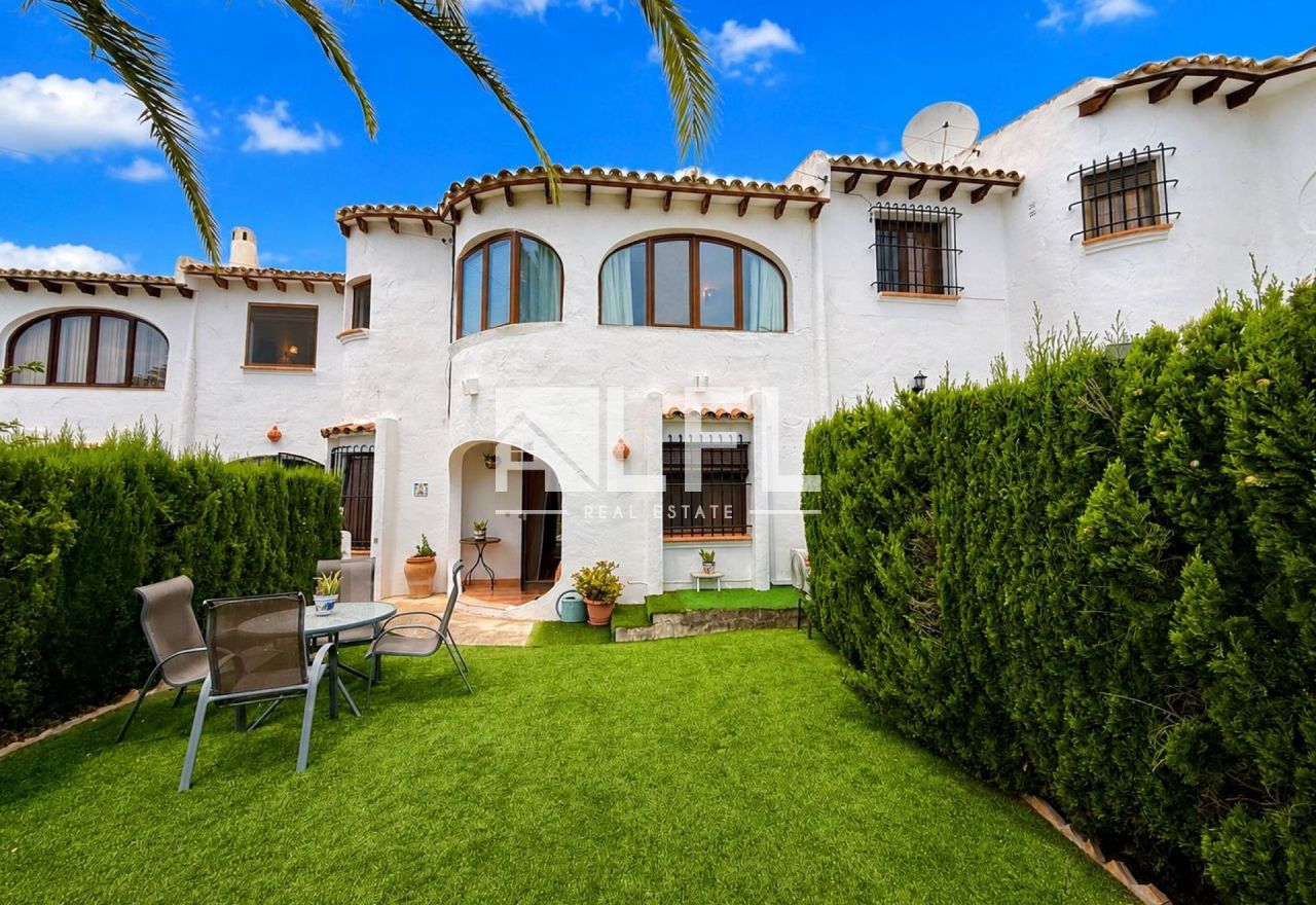 ENCANTADOR BUNGALOW CON JARDÍN PRIVADO Y PISCINA COMUNITARIA EN CALPE
